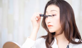 まつげ美容液はまつげが濃くなる？まつ毛美容液の役割と効果について